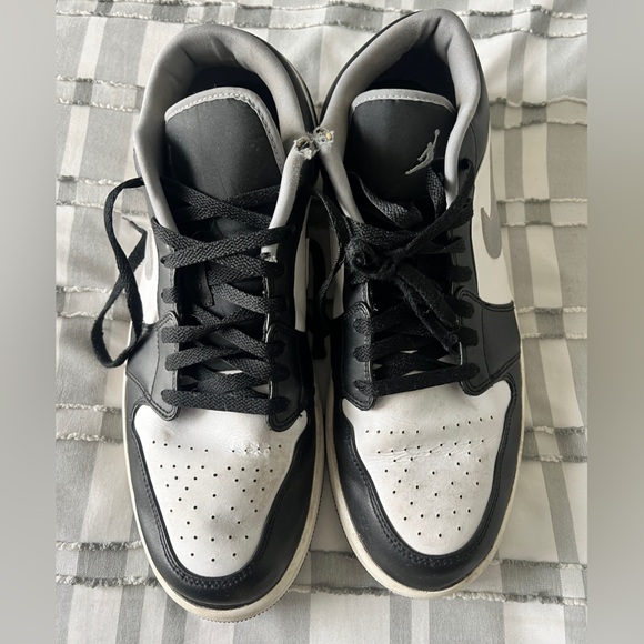 Nike Air Jordan 1 Low Sneakers - Picture 2 of 6
